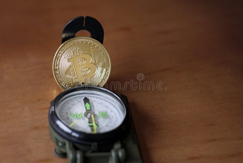 Compass e Bitcoin - trovare la strada fotografie stock libere da diritti