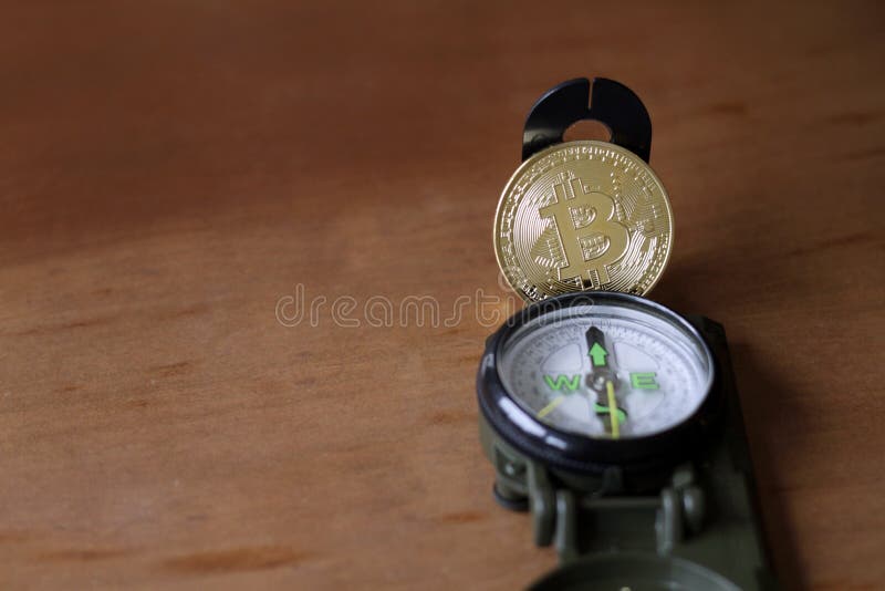Compass e Bitcoin - trovare la strada fotografie stock libere da diritti