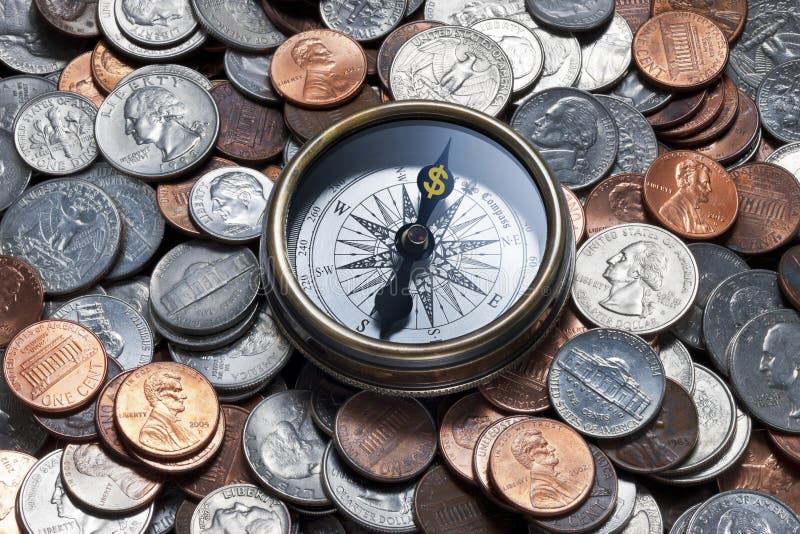 Kompas s znak dolaru, kde N by měl být, na Americké mince pozadí.