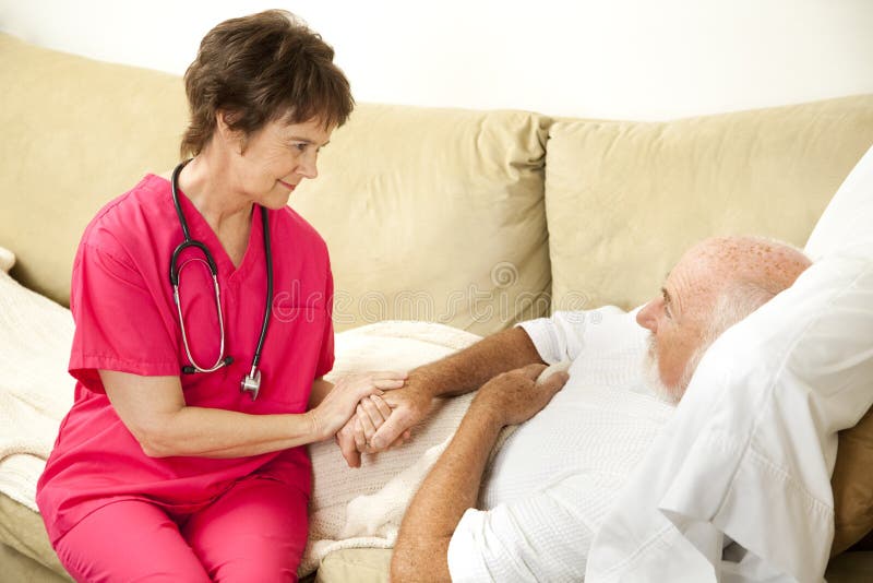 Soucitný domácí zdravotní sestra drží starších pacientů straně.
