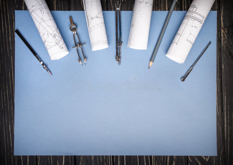 Compassos, réguas do desenho e um lápis em um fundo azul fotografia de stock Compassos, réguas do desenho e um lápis em um fundo azul fotografia de stock