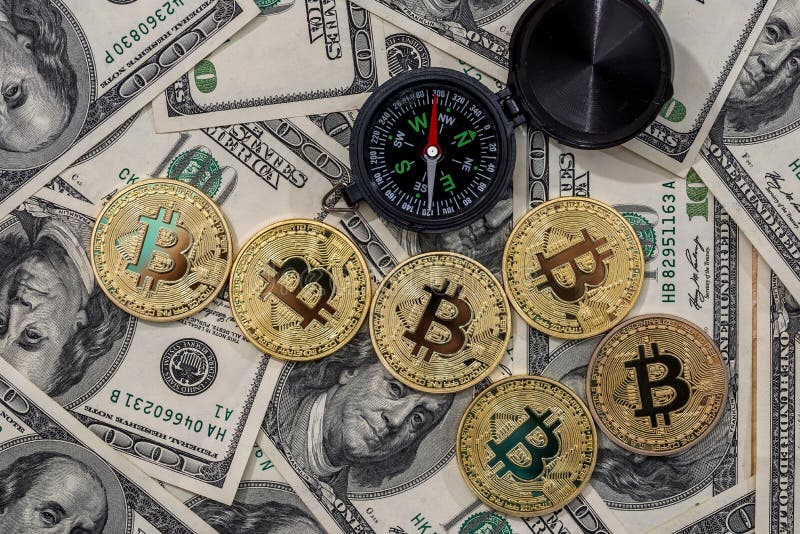 Compatta con monete bituminose sulle banconote in dollari immagini stock