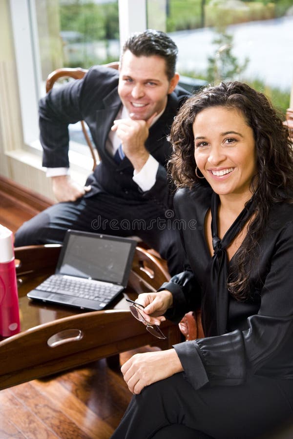 Compañero de trabajo hispánico de la empresaria y del varón en oficina imagen de archivo Compañero de trabajo hispánico de la empresaria y del varón en oficina imagen de archivo