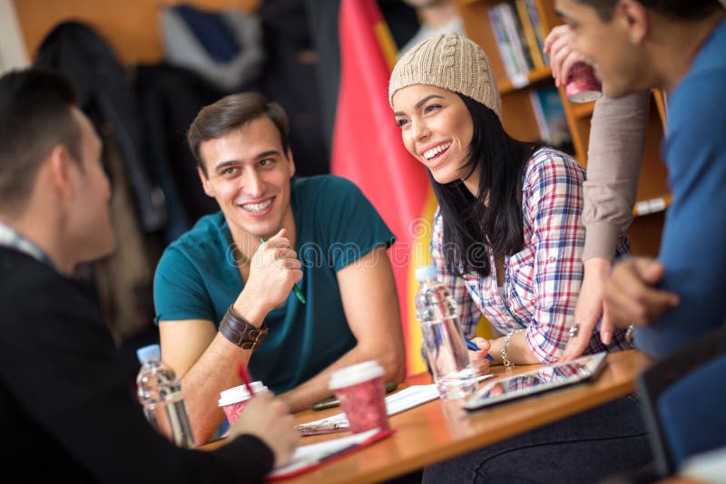 Compañeros de clase que socializan y que se divierten imágenes de archivo libres de regalías Compañeros de clase que socializan y que se divierten imágenes de archivo libres de regalías