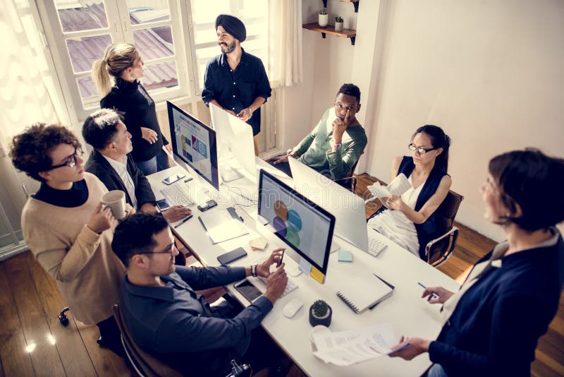 Compañeros de trabajo que trabajan junto imágenes de archivo libres de regalías Compañeros de trabajo que trabajan junto imágenes de archivo libres de regalías