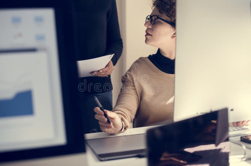 Compañeros de trabajo que trabajan junto en la oficina imagen de archivo libre de regalías Compañeros de trabajo que trabajan junto en la oficina imagen de archivo libre de regalías