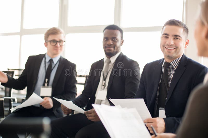 Compañeros de trabajo sonrientes que tienen reunión amistosa imágenes de archivo libres de regalías Compañeros de trabajo sonrientes que tienen reunión amistosa imágenes de archivo libres de regalías
