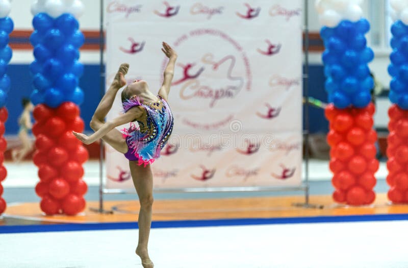 Competencia De La Gimnasia Rítmica. Niña Adorable Deportiva En Gimnasia  Rítmica Fotografía editorial - Imagen de traje, gimnasia: 173785357