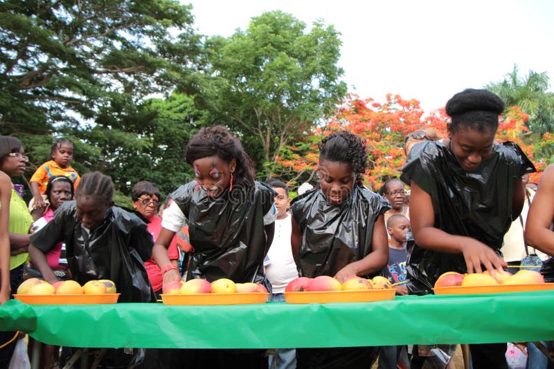 Competencia del Caribe de la consumición del mango imágenes de archivo libres de regalías Competencia del Caribe de la consumición del mango imágenes de archivo libres de regalías