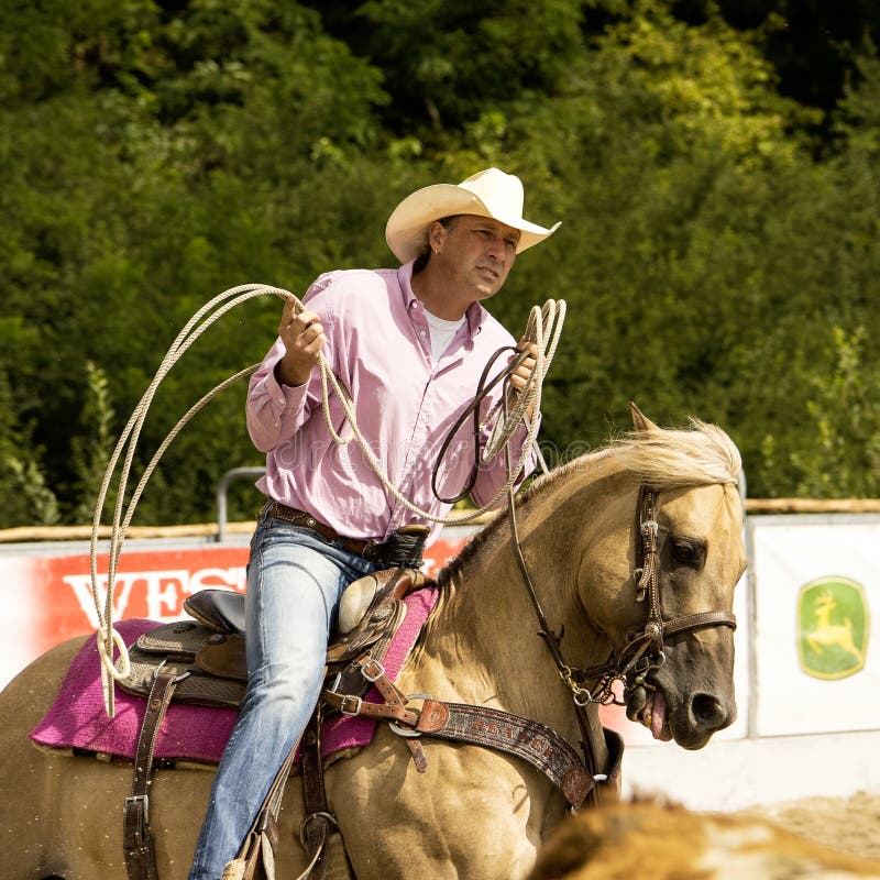 Competencia Del Rodeo En Roping Del Rancho Imagen de archivo editorial