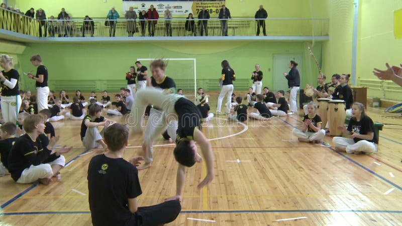 Competencia en capoeira entre niños y adolescentes almacen de metraje de vídeo Competencia en capoeira entre niños y adolescentes almacen de metraje de vídeo