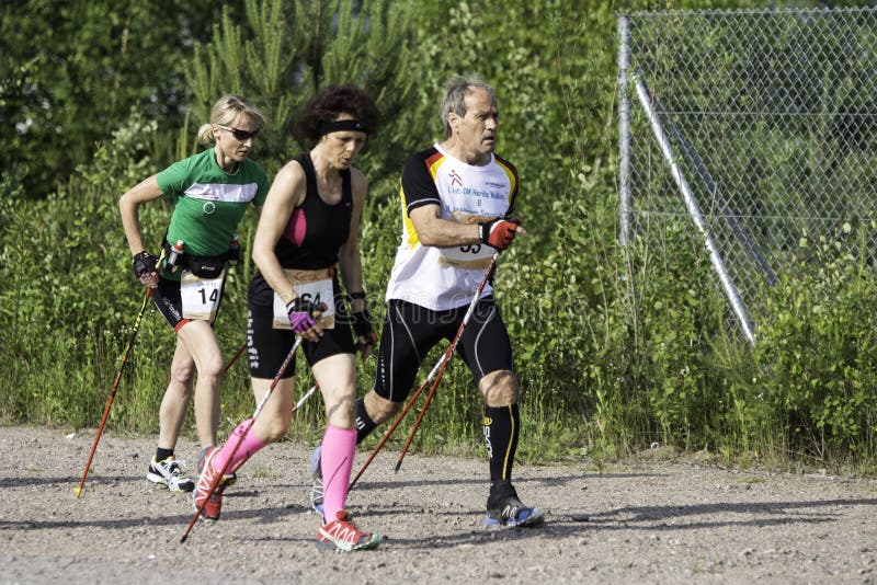 Competencia que camina del nordic fotografía de archivo