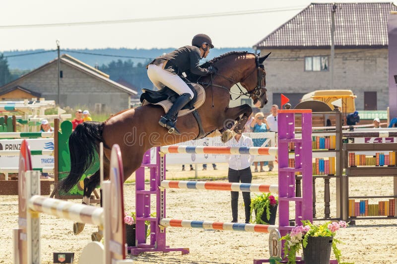 Competencias de salto del caballo internacional, Rusia, Ekaterinburg, 28 07 2018 foto de archivo libre de regalías Competencias de salto del caballo internacional, Rusia, Ekaterinburg, 28 07 2018 foto de archivo libre de regalías