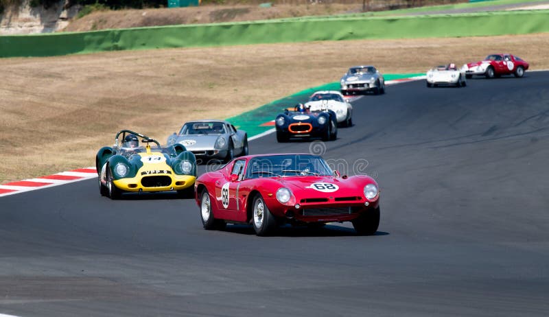 Carros De Corrida Antigos Dos Anos 60 Grande Competição Em Grupo