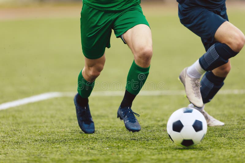 Grupo De Jogadores De Futebol Correndo E Dando Pontapés No Jogo Da Liga.  Jogadores De Futebol Adultos Competem No Futebol Foto de Stock - Imagem de  jogador, duelo: 217889788