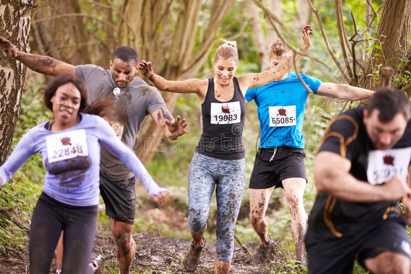 Competidores que corren en un bosque en un evento de la resistencia