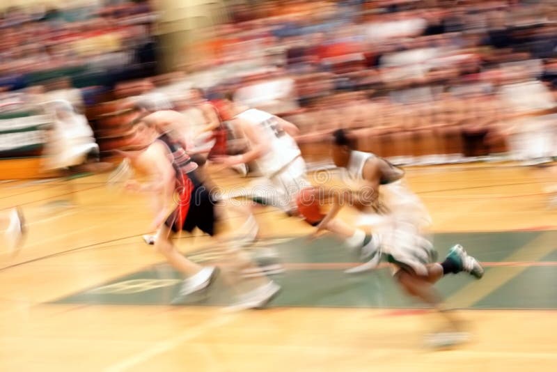 A correr para a cesta (desfoque de movimento) imagens de stock