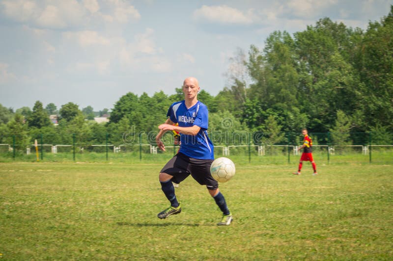 Competições amadoras do futebol na região de Kaluga de Rússia fotos de stock royalty free Competições amadoras do futebol na região de Kaluga de Rússia fotos de stock royalty free