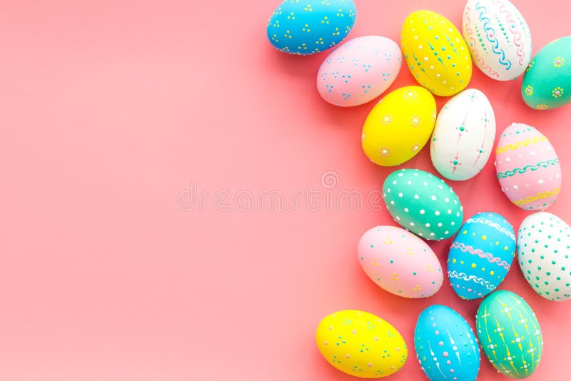 Compisition van Pasen Verfraaide pastelkleurpaaseieren op roze achtergrond hoogste meningsruimte voor tekst royalty-vrije stock afbeelding Compisition van Pasen Verfraaide pastelkleurpaaseieren op roze achtergrond hoogste meningsruimte voor tekst royalty-vrije stock afbeelding
