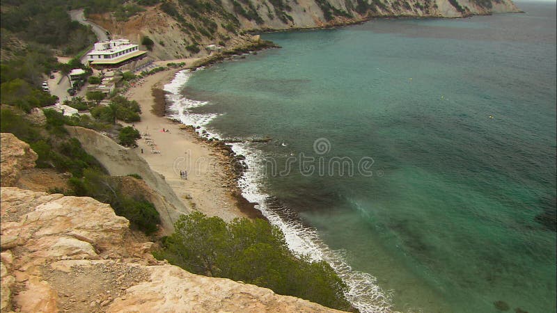 Complejo de playa remoto| Isla de Ibiza, España almacen de video