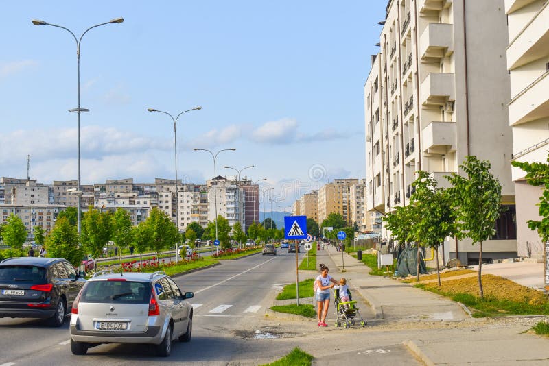 Complejo europeo contemporáneo de edificios residenciales con los nuevos edificios modernos del bloque, el espacio verde y el Dem fotografía de archivo Complejo europeo contemporáneo de edificios residenciales con los nuevos edificios modernos del bloque, el espacio verde y el Dem fotografía de archivo