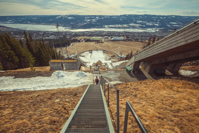 Complesso olimpico di sport a Lillehammer norway Vista panoramica dalla cima immagini stock libere da diritti Complesso olimpico di sport a Lillehammer norway Vista panoramica dalla cima immagini stock libere da diritti