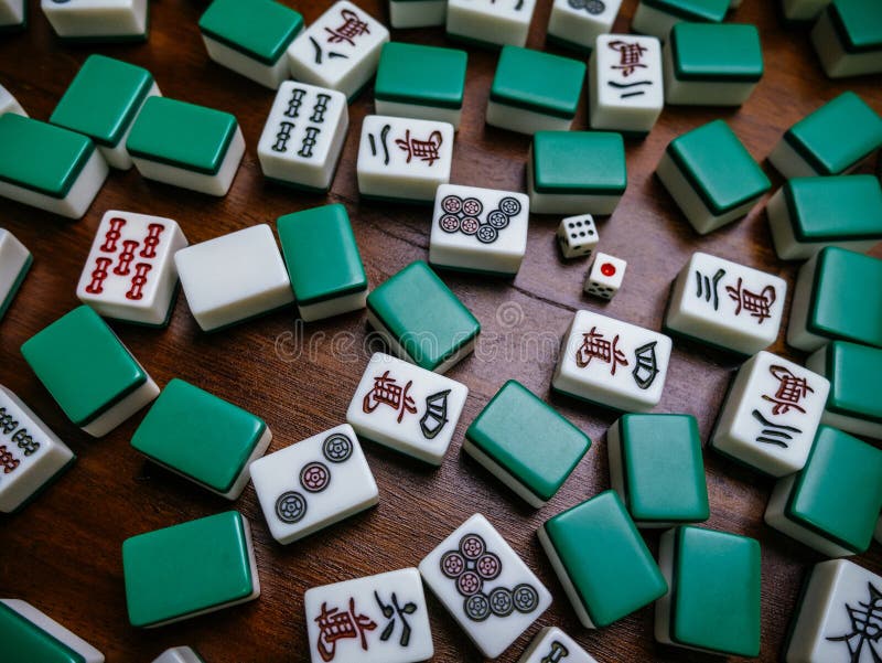 Telhas De Madeira Do Jogo Do Mahjong Na Caixa Isolada No Branco Imagem de  Stock - Imagem de tabela, jogo: 37620115