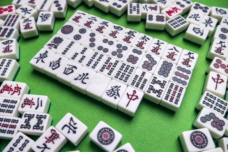 Telhas De Madeira Do Jogo Do Mahjong Na Caixa Isolada No Branco Imagem de  Stock - Imagem de tabela, jogo: 37620115