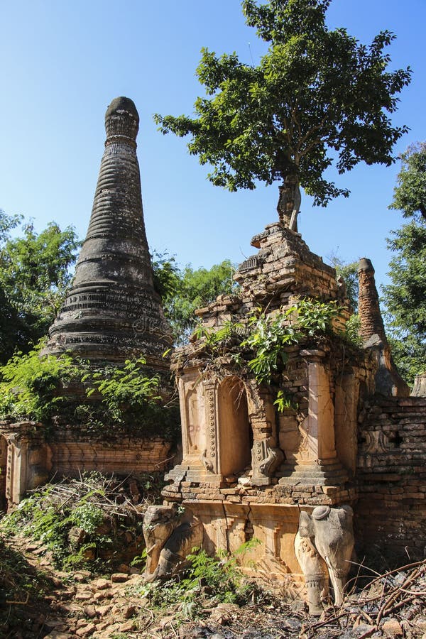 Complexe de Dain Pagoda d'auberge de Shwe dans le lac Myanmar Inle de village d'Indein image stock Complexe de Dain Pagoda d'auberge de Shwe dans le lac Myanmar Inle de village d'Indein image stock