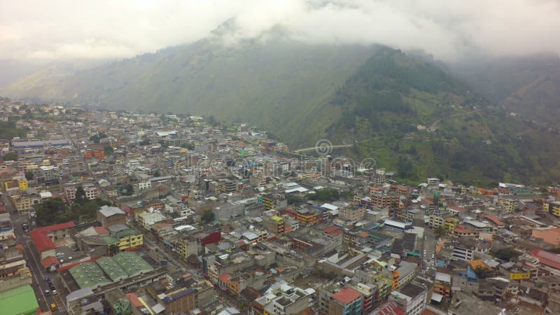 Complexo da mola quente de Banos De Água Santa Aerial Shot With New