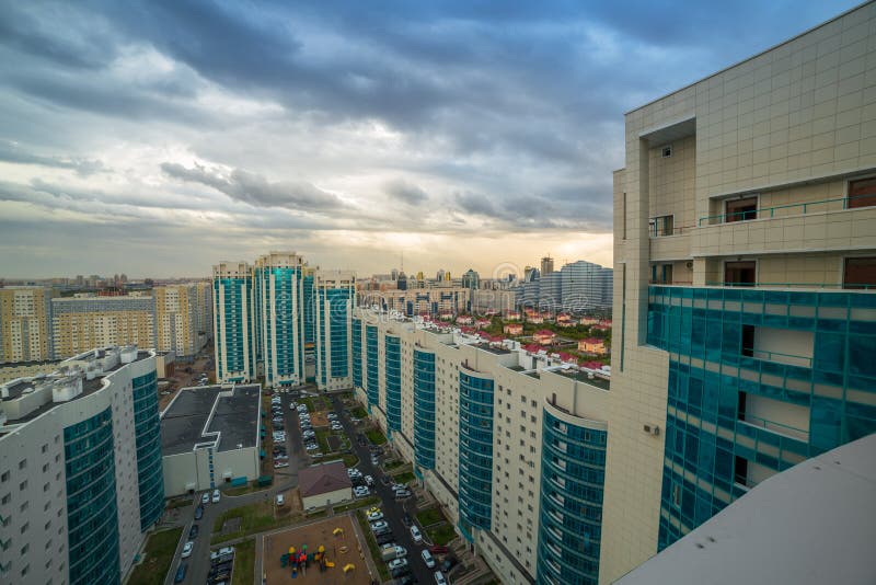 Complexo de apartamentos moderno novo da elevação As vistas do apartamento à jarda Astana, Kazakhstan imagens de stock Complexo de apartamentos moderno novo da elevação As vistas do apartamento à jarda Astana, Kazakhstan imagens de stock