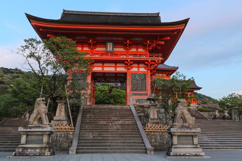 Complexo do templo de Kiyomizu-dera - entrada principal de NIO-segunda-feira imagem de stock royalty free Complexo do templo de Kiyomizu-dera - entrada principal de NIO-segunda-feira imagem de stock royalty free