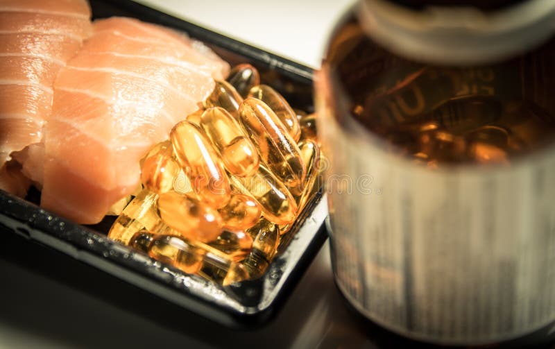 Complément alimentaire de capsules d'huile de poisson de sushi et images libres de droits Complément alimentaire de capsules d'huile de poisson de sushi et images libres de droits