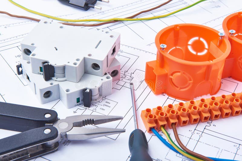 Componenten voor gebruik in elektrische installaties Besnoeiingsbuigtang, schakelaars, zekeringen en draden Toebehoren voor het t stock foto's Componenten voor gebruik in elektrische installaties Besnoeiingsbuigtang, schakelaars, zekeringen en draden Toebehoren voor het t stock foto's