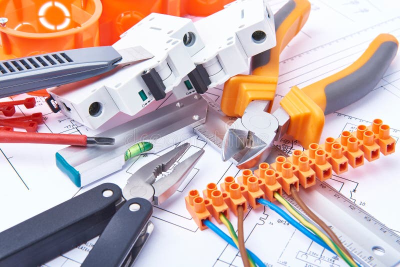 Componenten voor gebruik in elektrische installaties Besnoeiingsbuigtang, schakelaars, zekeringen en draden Toebehoren voor het t royalty-vrije stock foto's Componenten voor gebruik in elektrische installaties Besnoeiingsbuigtang, schakelaars, zekeringen en draden Toebehoren voor het t royalty-vrije stock foto's