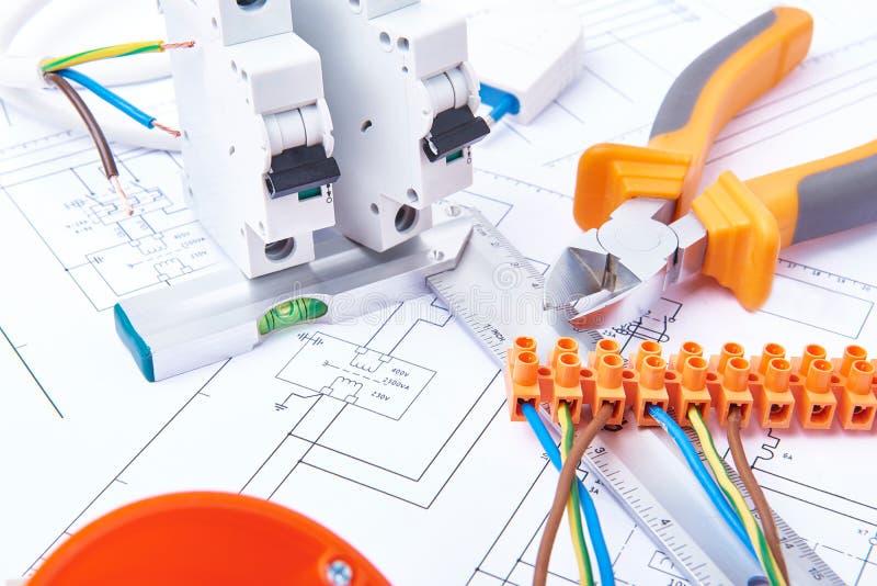 Componentes para o uso nas instalações elétricas Corte alicates, conectores, fusíveis e fios Acessórios para o trabalho de engenh fotografia de stock royalty free Componentes para o uso nas instalações elétricas Corte alicates, conectores, fusíveis e fios Acessórios para o trabalho de engenh fotografia de stock royalty free