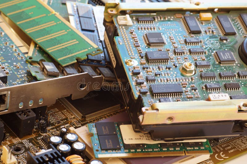 Componenti di computer compreso le schede madri e RAM come fonte di materie prime preziose recuperate Elettro immondizia fotografia stock libera da diritti Componenti di computer compreso le schede madri e RAM come fonte di materie prime preziose recuperate Elettro immondizia fotografia stock libera da diritti