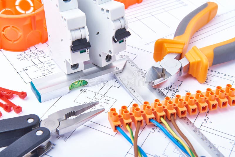 Componenti per uso nelle installazioni elettriche Tagli le pinze, i connettori, i fusibili ed i cavi Accessori per l'attività di immagini stock Componenti per uso nelle installazioni elettriche Tagli le pinze, i connettori, i fusibili ed i cavi Accessori per l'attività di immagini stock
