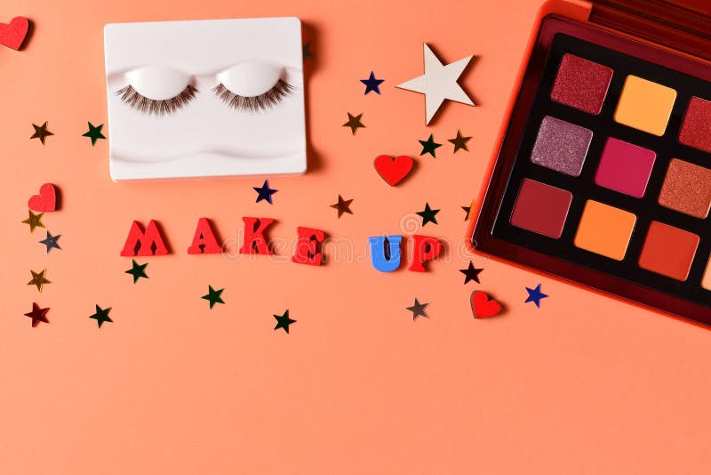 Componga el texto en un fondo anaranjado Los productos de maquillaje de moda profesionales con los productos de belleza cosmético fotografía de archivo libre de regalías Componga el texto en un fondo anaranjado Los productos de maquillaje de moda profesionales con los productos de belleza cosmético fotografía de archivo libre de regalías