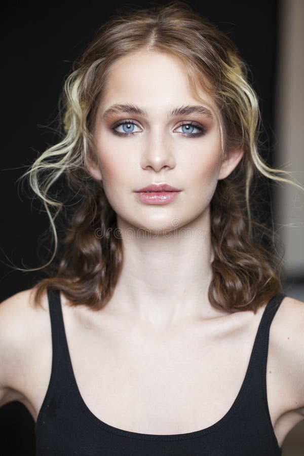 Componga la belleza Cierre encima de la mujer joven de la moda rubia hermosa fotografía de archivo libre de regalías