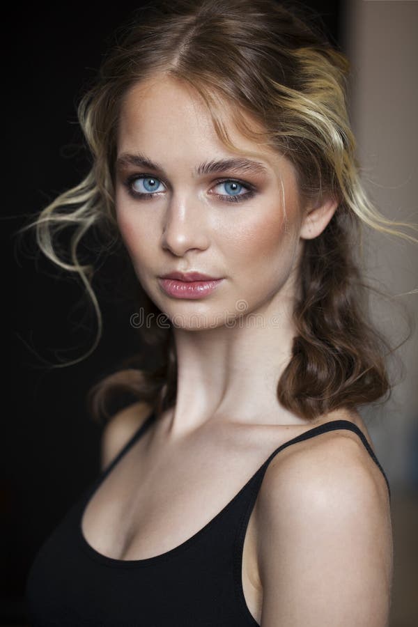 Componga la belleza Cierre encima de la mujer joven de la moda rubia hermosa foto de archivo