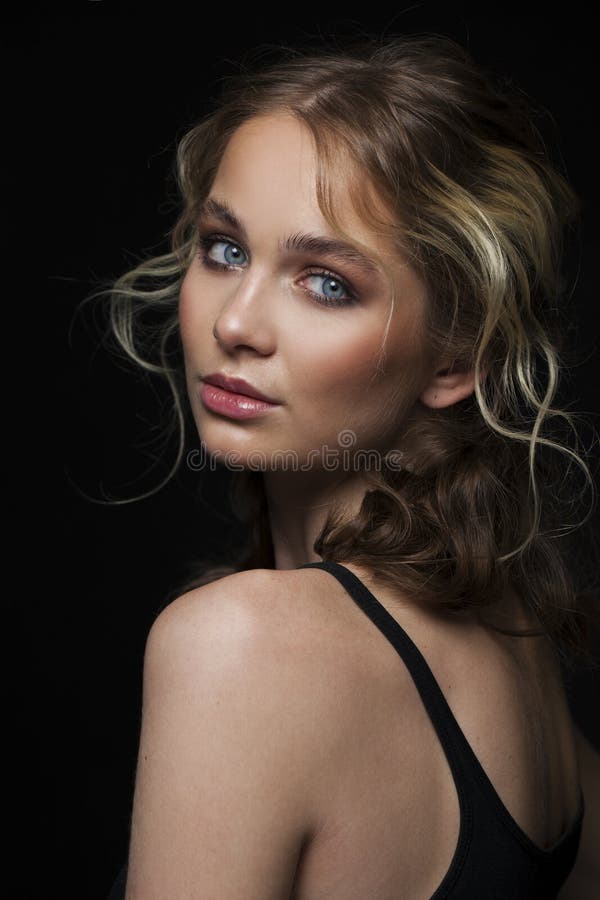 Componga la belleza Cierre encima de la mujer joven de la moda rubia hermosa imagenes de archivo