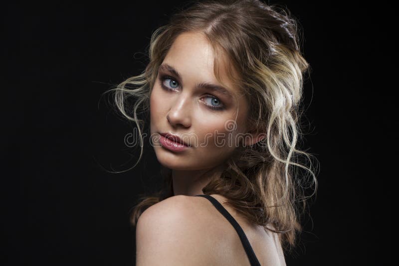 Componga la belleza Cierre encima de la mujer joven de la moda rubia hermosa foto de archivo libre de regalías