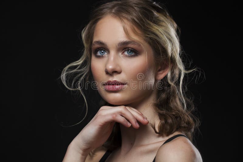 Componga la belleza Cierre encima de la mujer joven de la moda rubia hermosa fotografía de archivo libre de regalías