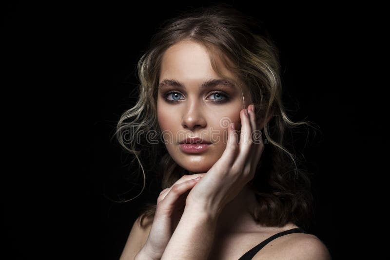 Componga la belleza Cierre encima de la mujer joven de la moda rubia hermosa fotos de archivo libres de regalías
