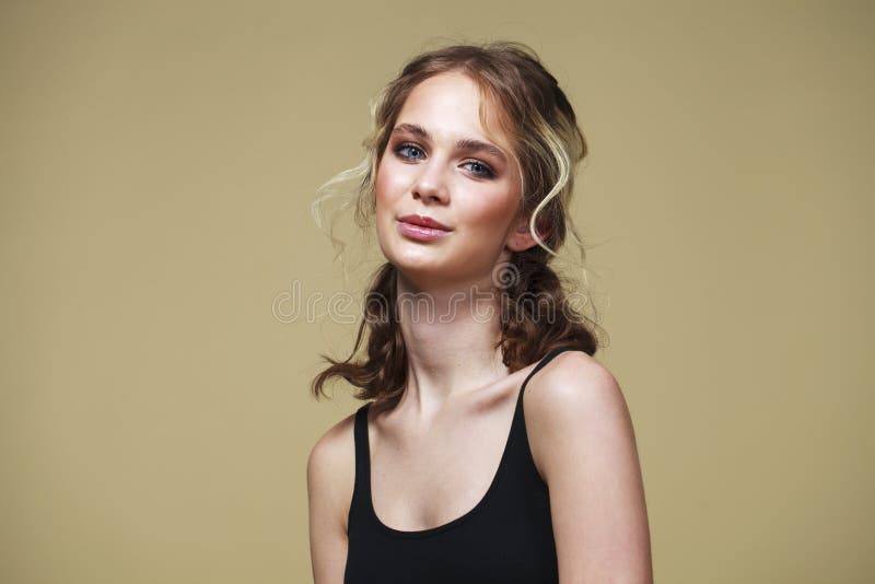 Componga la belleza Cierre encima de la mujer joven de la moda rubia hermosa foto de archivo libre de regalías
