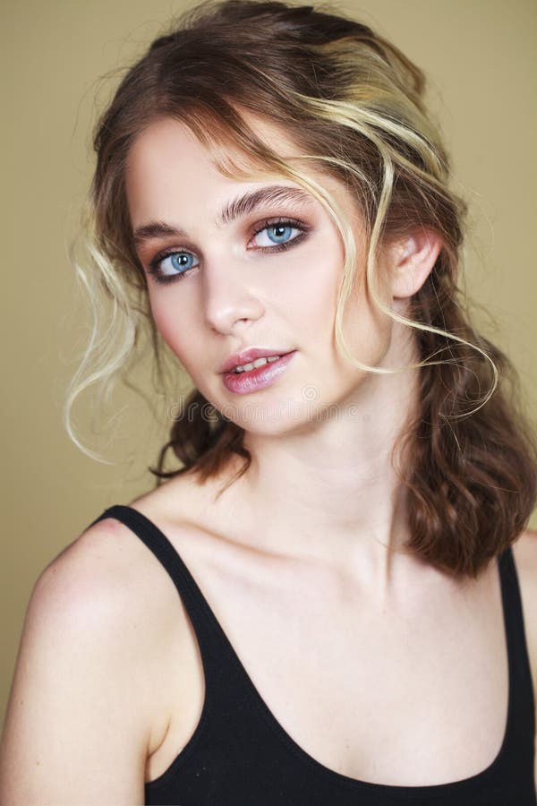 Componga la belleza Cierre encima de la mujer joven de la moda rubia hermosa foto de archivo libre de regalías