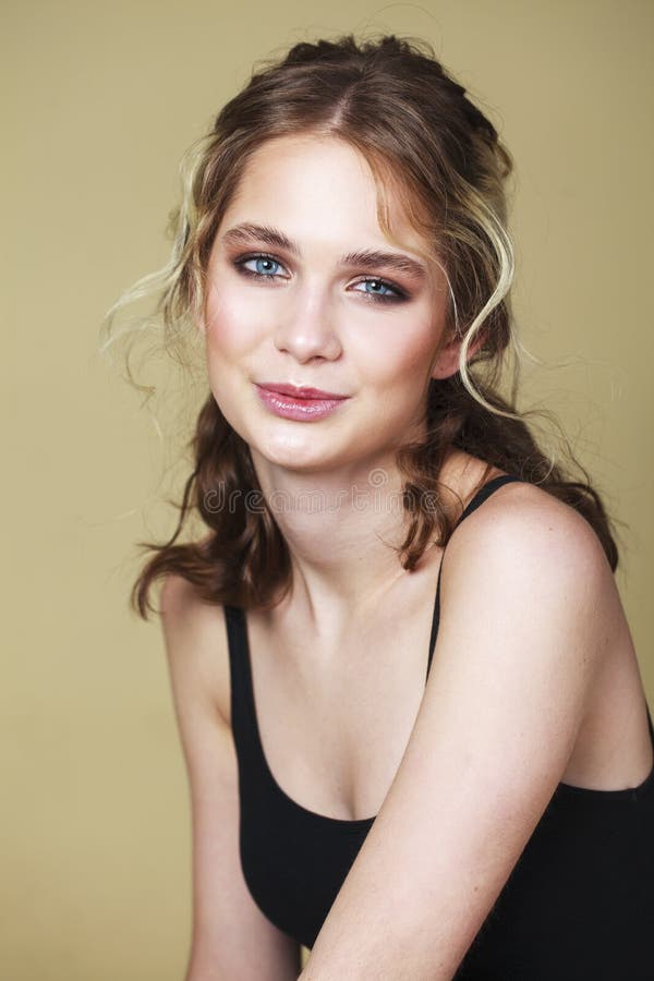 Componga la belleza Cierre encima de la mujer joven de la moda rubia hermosa foto de archivo