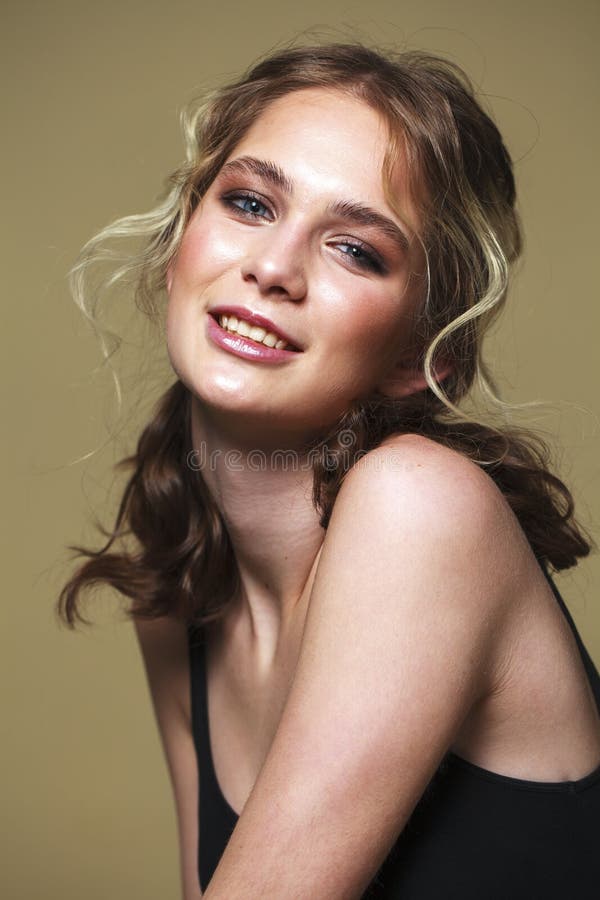 Componga la belleza Cierre encima de la mujer joven de la moda rubia hermosa imagenes de archivo
