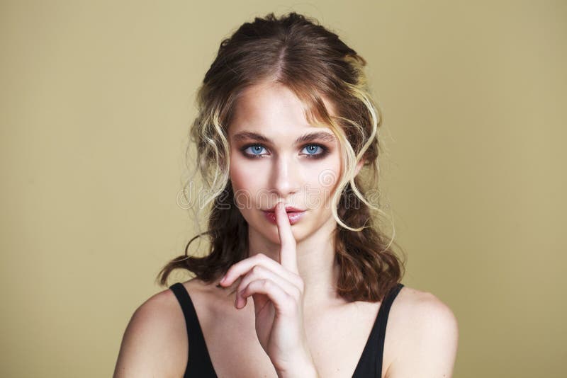 Componga la belleza Cierre encima de la mujer joven de la moda rubia hermosa foto de archivo libre de regalías